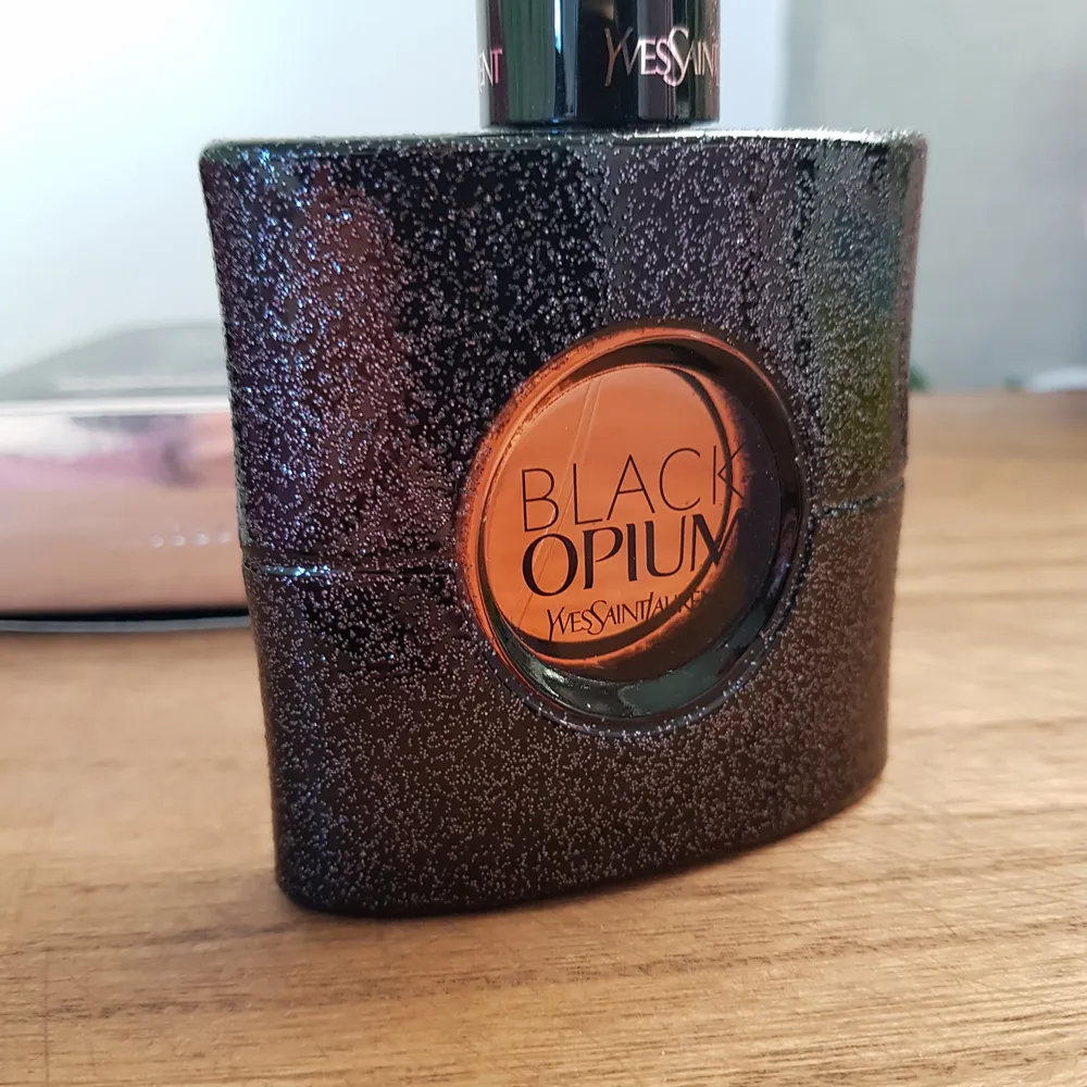 Yves Saint Laurent Black Opium parfym 50ml, bara använt en liten mängd 2-3gånger. Nypris 729kr. Övrigt.