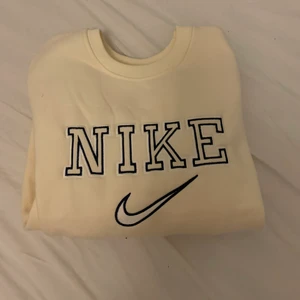 Nike sweartshirt  - En superfin Nike sweartshirt, köpte den på Plick hon som använde den innnan har aldrig använt den. Jag han använt den 1 gång, funderar på att sälja för sitter inte bra på mig. Superfin använd endast 1gång. ❗️sista bilden är lånad❗️inget fel på den, ser helt ny ut. Köparen står för frakten