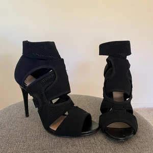 Zara Svarta Klackskor -  Hej! Säljer ett par fina höga svarta stilettklackar i från Zara. Fint skick och stl 39. Jätte coola stretch ligga remmar / band runt hela skorn❤️‍🔥❤️‍🔥