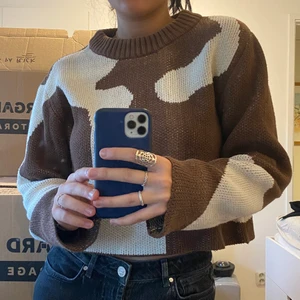 Croppad tröja strl. XS! - Säljer denna croppade tröja från Weekday i storlek XS! Ordinariepris: 399:-, säljer den för 100kr!