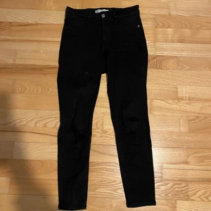 Molly jeans petite - Sparsamt använda Molly jeans i petite modell (passar oss som är under 160 cm) från Gina Tricot, jättesköna och snygga men något för korta för mig. Ordinarie pris 300 kr. 