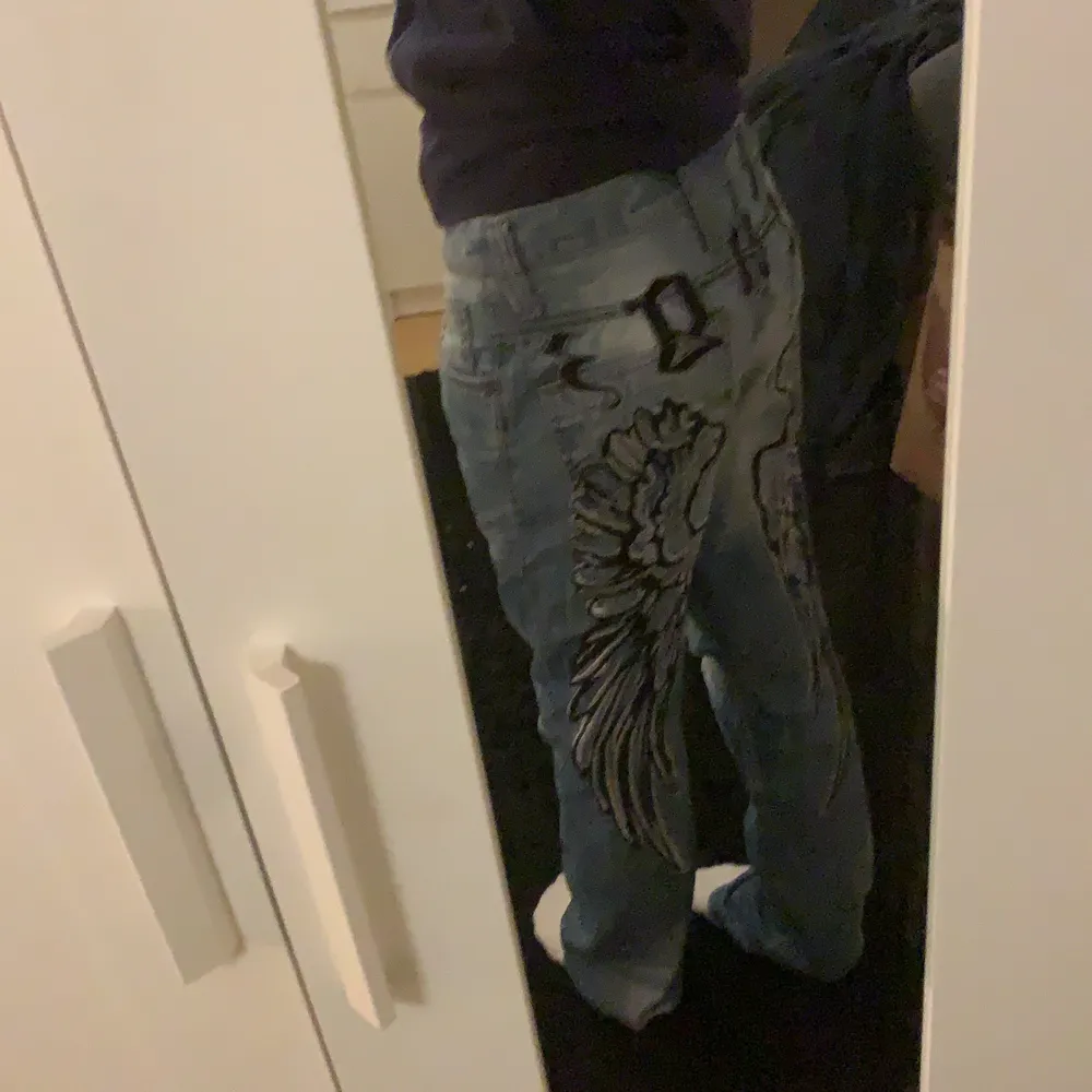 Säljer dessa coola jeans med vingar på baksidan. De är lite för stora för mig som vanligtvis har s/m, så jag håller in de, men de sitter jättebra med skärp. Säljer dem för att de inte har kommit så mycket till användning, men det är inga tydliga defekter. Kan mötas upp i stockholm, annars får ni betala frakten❤️. Jeans & Byxor.