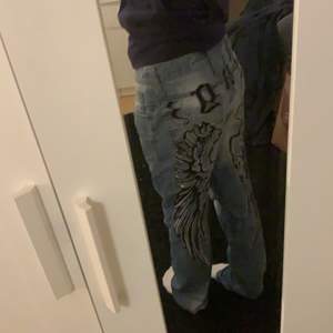 Säljer dessa coola jeans med vingar på baksidan. De är lite för stora för mig som vanligtvis har s/m, så jag håller in de, men de sitter jättebra med skärp. Säljer dem för att de inte har kommit så mycket till användning, men det är inga tydliga defekter. Kan mötas upp i stockholm, annars får ni betala frakten❤️