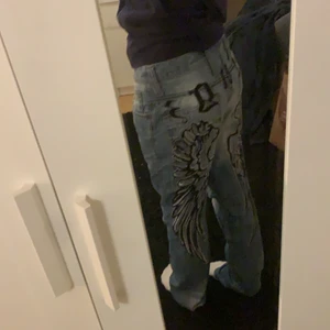 Jeans med vingar  - Säljer dessa coola jeans med vingar på baksidan. De är lite för stora för mig som vanligtvis har s/m, så jag håller in de, men de sitter jättebra med skärp. Säljer dem för att de inte har kommit så mycket till användning, men det är inga tydliga defekter. Kan mötas upp i stockholm, annars får ni betala frakten❤️