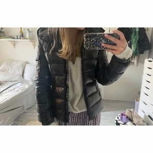 Moncler jacka! - Jätte snygg äkta Moncler jacka!! SÄLJER IDAG! Finns både kvitto, carton och det fungerar att scanna! Bestämt mig för att jag vill ha en annan typ av jacka. Motsvarar storlek S men beroende på hur man vill den ska sitta. Jackan har inga defekter, jätte bra skick. Bara att skriva ifall du har frågor💕💕Ny pris: 11 000 (Många intresserade så många har börjat buda högre)