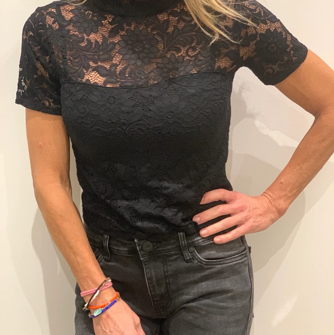 Svart Blommig blus strl M - 90