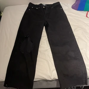 lager 157 jeans - detta är modellen ”lane”. De är köpta för 300kr och är i bra skick. Har klippt en hål vid vänstra knät (bild 2).