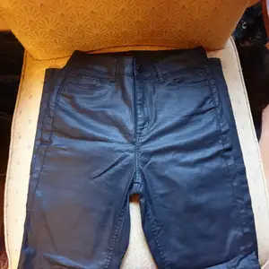 Snygga svarta blänkande jeans stuprör elastiska, stl 34/34 midja 70 cm,innerben 73 cm,Divided