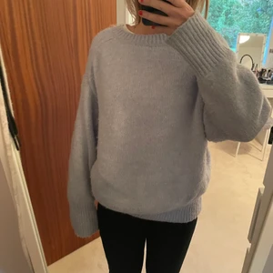 Stickad tröja - Jättefin och varm stickad tröja. Jag är S/M men tycker inte att tröjan är överdrivet stor. 