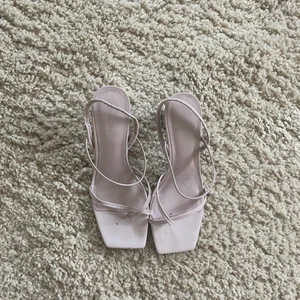 🤍KLACKSKOR🤍 - Använda en gång. OBS smuts på bild ej slitage, tvättar givetvis innan frakt<3 storlek 39 (8) 