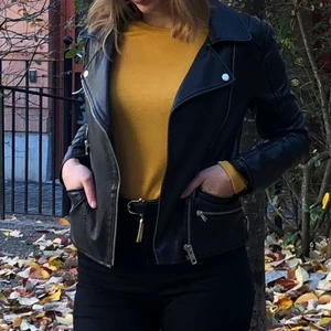 Bikerjacka i PU  - En gammal favvojacka som tyvärr inte passar i min garderob längre! Massa snygga detaljer o fickor och lös passform. Väldigt sparsamt använd, hel o varm. Jag tvättar innan leverans! 