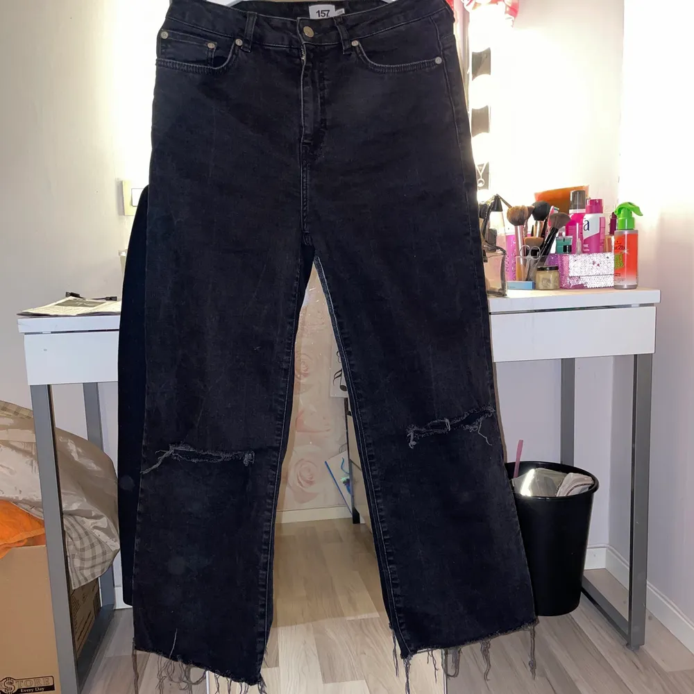 Svarta jeans med slitna hål på knäna och nertill vid anklarna! Modell Jane från lager 157! Stretchigt tyg och väldigt bekväma! Använda 1-2 gånger!🖤. Jeans & Byxor.