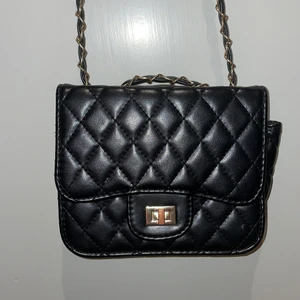 svart crossbody väska  - säljer denna fina crossbodyväska ifrån ur&penn!🖤 vet ej vad den köptes för då det var längesen men jag säljer för 50kr+frakt!🖤 justerbart band/kedja och går då även att ha som en axelväska med dubbelkedja🖤lite rostigt där man stänger väskan och på vissa ställen vid bandet/kedjan men annars fint skick!🖤 säljer då den inte används längre!🖤