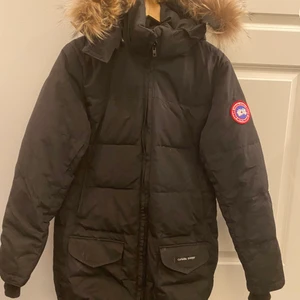 Canada goose  - Fin och supervarm jacka från canada goose. Lite längre modell. 