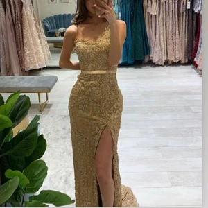 Festklänning - Festklänning, använd en kväll. Skriv för fler bilder Köpt på Beauty Queens för 3000 kr Storlek XS/S 