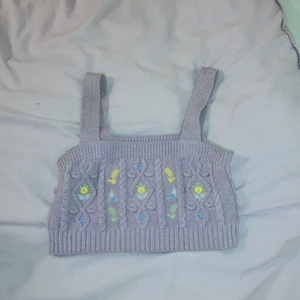 Lila Stickad Croptop  - Lila stickad croptop från Zara i storlek S. Superfin och bra passform! Säljer pga använder ej 
