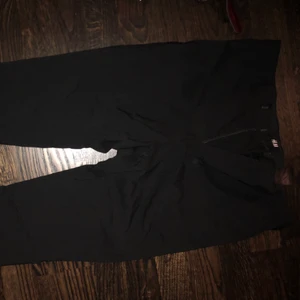 Hm svarta kostymbyxor  - Enkla byxor, svarta från hm strl S/Xs skulle jag säga 