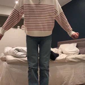 Zip up tröja  - Jag säljer min super fina stickade zip up tröja från mango. Är i storlek m passar även s. Helt nyskick endast andvömda en gång💓💓 passar perfekt nu under hösten och till vintern.🍁som jag kan se är den även slutsåld. Nypris 400kr❤️ HELT slutsåld och aldrig andvänd. 