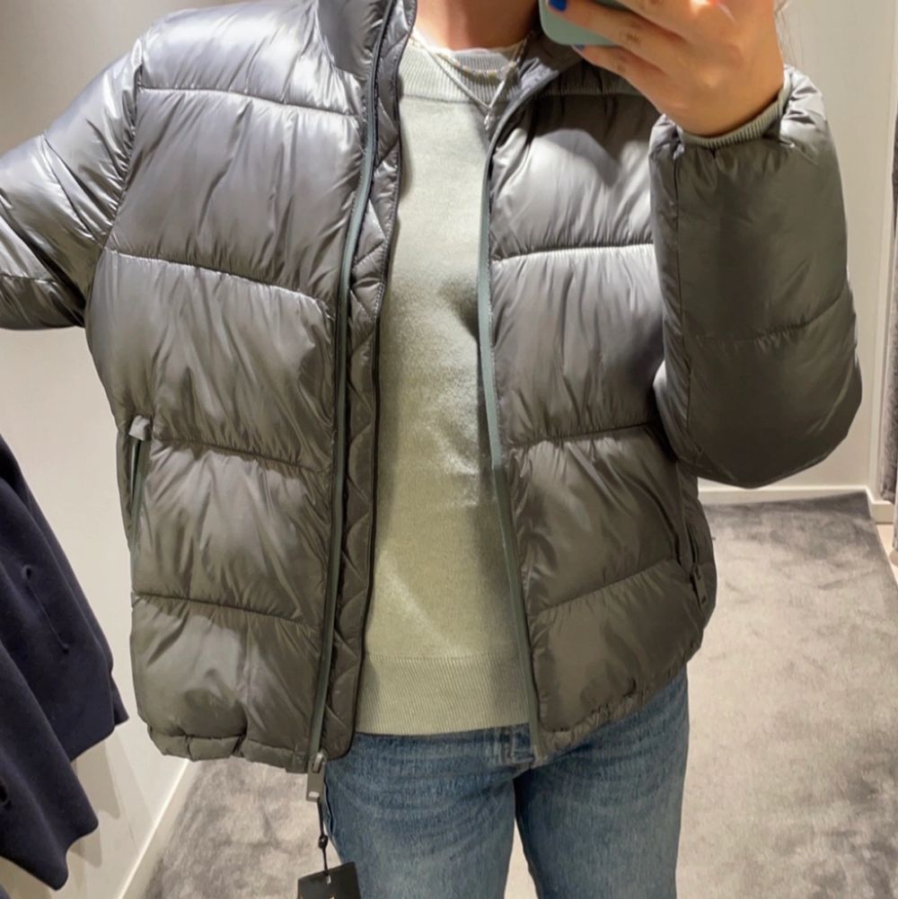 Så fin jacka i en as cool färg, helt oanvänd!! Köpt för 1300kr. Jackor.