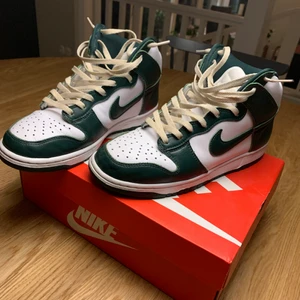 Nike dunk spartan green - Efter många om och men är det dags att sälja! Storlek 42, i använt men gott skick! Kommer även med original skosnören.