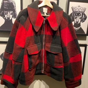 Snygg svart-röd-rutig tröja. Ny. - Snygg rutig jacka från H&M. XL. Aldrig använd. 