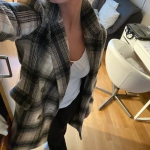 KAPPA STRL 36 - Har använt denna kappan ett fåtal tillfällen. Verkligen fin på alla sätt, fått många komplimanger för den. Jättebra passform generellt. Strl 36 men passar även 38. Nypris 800.