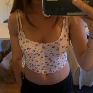 Blommigt linne! - Fint vitt linne med rosa blommor på minns inte vart jag köpte den😊😊😊❤️❤️