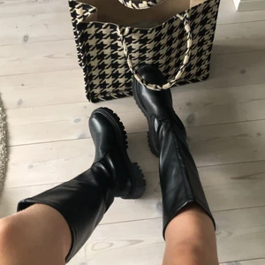 Höga kängor - Säljer dessa boots i storlek 39, då dom inte matchade mina förväntningar. Helt oanvända. 