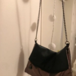 Väska.  - Hej! Säljer denna superfina väskan! Använts ett par gånger men är i jättebra skick!✨ Säljer den för 25 kr + frakt.