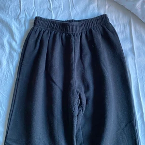 Mjukisbyxor  - Säljer nu mina svarta mjukis byxor me resor i midjan,hör av dej vid frågor eller annat 💕