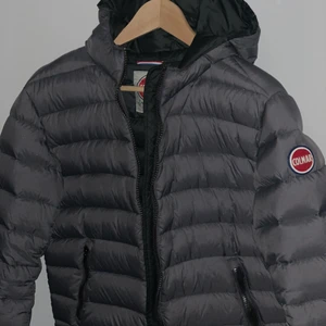 Colmar Dunjacka - Säljer min snygga Colmar dunjacka som jag hade hoppats kunna ha denna vinter, dock tyvärr för liten. Inga hål eller skador på jackan utan den är i ett förvånansvärt bra skick. Köpt ny för 4000:- 