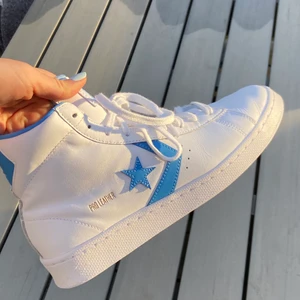 Converse  - SKITSNYGGA converse, köpta i somras men bara använda 2 gånger. Säljer för att de tyvärr inte kommer till användning. Pris kan diskuteras vid snabb affär!!Nypris: 900 kr 