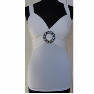 vit korsett topp från amisu stl 34-36 - STORLEK passar S 34-36. köpt från amisu sent 90-tal/tidigt 2000-tal. möts upp i stockholm eller fraktar *köpare står för frakt och swishar innan plagget skickas 👾💌 
