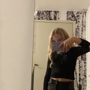 Fin tröja.med blommor upp vid bröstet. - Bra skick!