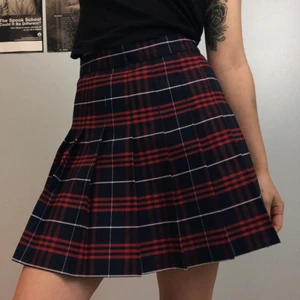 American Apparel tenniskjol - En rutig tenniskjol i mönstret Matilda. Jättefin passform. Rätt liten i storleken. Nypris 700kr.