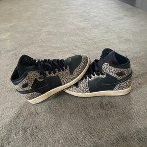 Air Jordan  - Kollar intresset på mina Jordans! Dom är i bra skick men man ser att dom är andvända då jag haft dom ett tag men i övrigt mycket bra skick och super sköna. Storlek 38