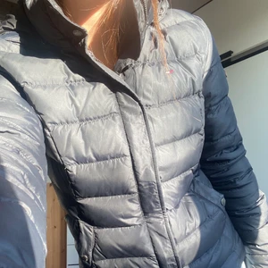 Tommy Hilfiger jacka - Tommy hilfiger ”basic Hooded” vinterjacka i svart, felfritt skick. Har tagit bort luddet på luvan. Köpare står för frakt. Går bra att komma med egna bud. ⭐️