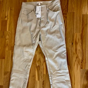 Skinnbyxor  - ”Skinnbyxor” från HM. Aldrig använda, taggar kvar! Storlek 38 (liten i storleken).
