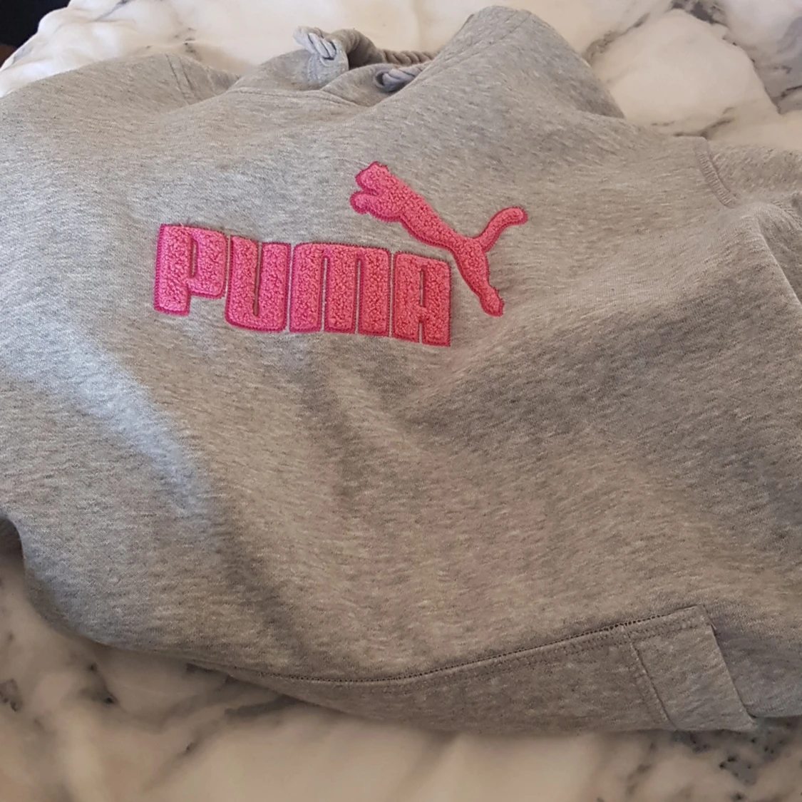En grå puma hoodie i  - 90