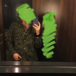 Gina Tricot, jacka/skjorta, strl 40 - Bomullsskjorta/jacka, på mig är den lite oversize. Leo-mönster grön/svart