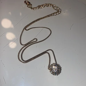 Halsband  - Detta fina halsband som inte kommit till användning. Säljer för 45kr. Superfint att använda till alla olika tillfällen