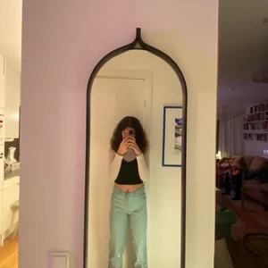 Jeans  - Låg midja jeans ljus blå. Blommor på nedre delen.