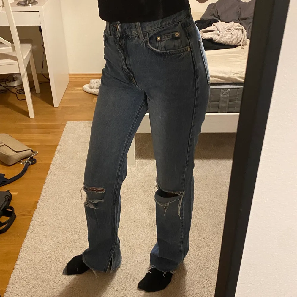 Mid/high rise jeans från pull&bear med hål och slitningar i knäna och slits där nere i storlek 36. Sitter väldigt bra och är långa! Jag är 176 cm lång och har normalt storlek S! 💗Bra skick!. Jeans & Byxor.