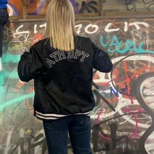 Jacka - Säljer denna jacka då den int ekommer till användning 