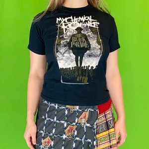 MCR Tee - My Chemical Romance t-shirt i toppenskick. Från Gildan activewear. Storlek youth M. 100% bomull. Modellen använder vanligtvis storlek S / M och är 169cm. Axel till axel 41cm, ärm längd 15cm och tröjans längd 54cm. Spårbar frakt på 66kr är inräknad i priset.  