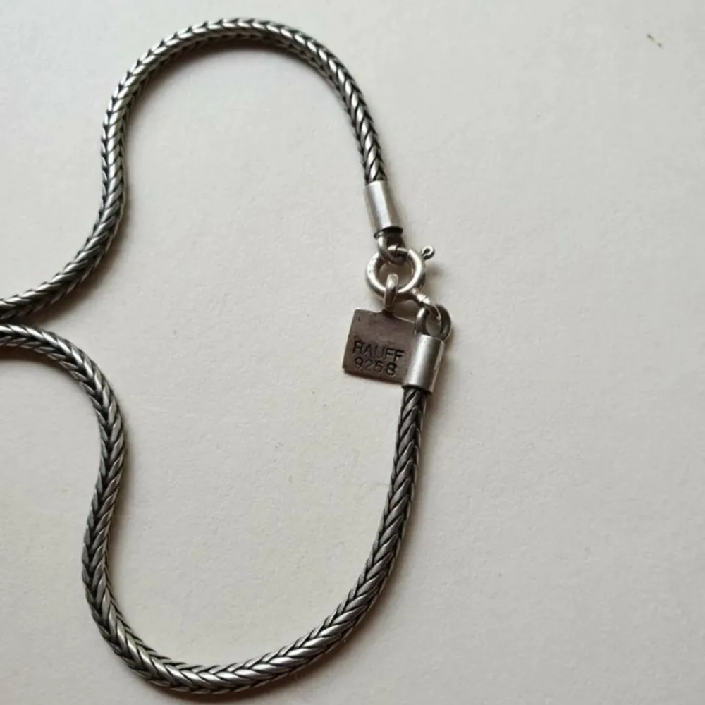 Vackert design halsband I äkta 925 silver,ingår ett par öronhängen med knuten,I äkta silver.. Accessoarer.