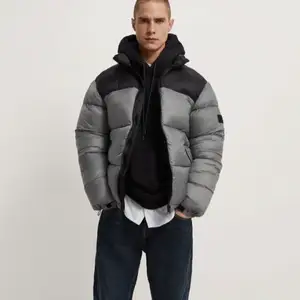 Grå herr jacka från Zara, köpt förra vintern. Väldigt skönt och varmt plagg att ha på sig. Säljer pga att den inte kom till användning!