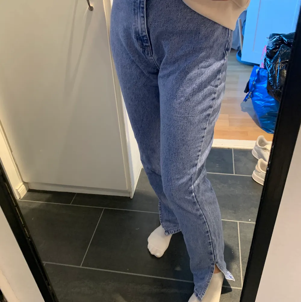 Superfina jeans med slit längst ner. Säljs pga lite för stora för mig. Storlek 38. Från missguide. Skickas eller hämtas i Uppsala. . Jeans & Byxor.