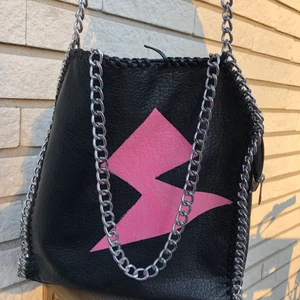 Blixt-väska - Egengjord blixt, tål vatten/regn. Köpt på Scorett. Ett band är trasigt men går att laga lätt. Köp direkt för 450kr⚡️⚡️