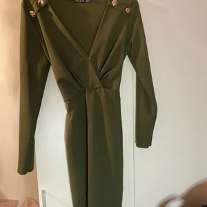 Klänning grön  - Använd en gång 